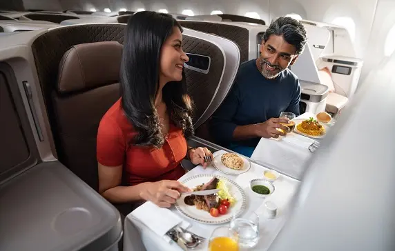 um casal de viajantes no voo mais longo do mundo durante uma refeição