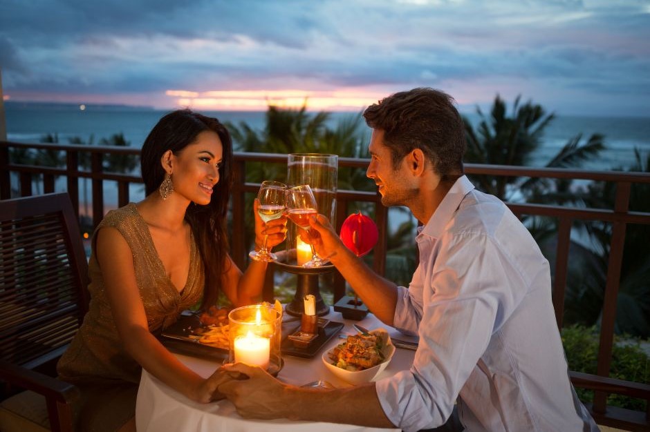 casal em jantar romântico na Indonésia