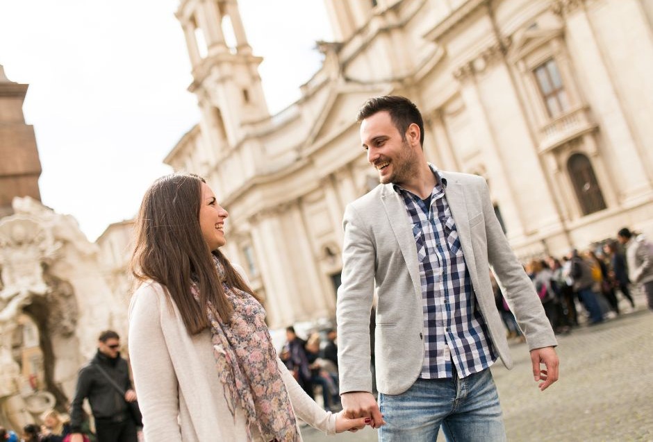 casal feliz em lua de mel passeando pelas ruas de Roma