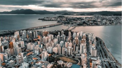 Vista aérea de Florianópolis, destinos baratos
