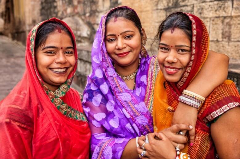 três indianas representando as diferenças culturais 