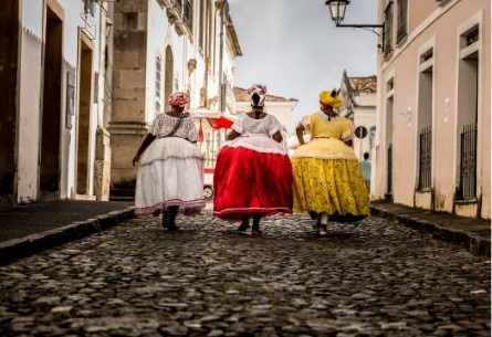Três baianas caminhando pelas ruas de Salvador, destinos baratos