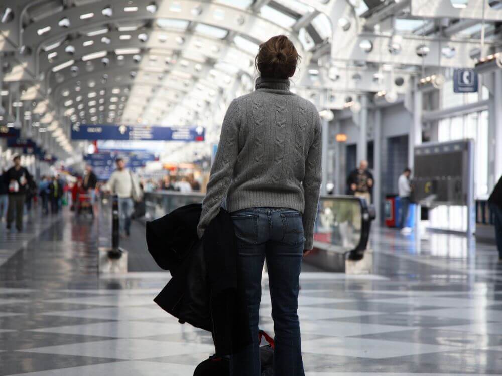 Mulher no aeroporto pronta para viajar para o exterior