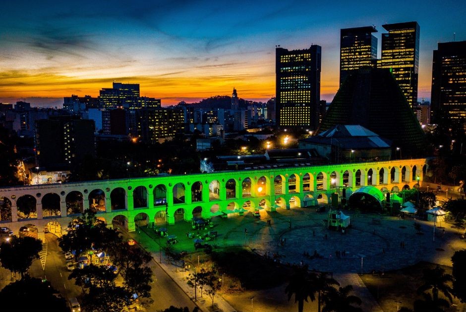 Arcos da Lapa com iluminação noturna, um dos lugares instagramáveis do Rio de Janeiro, ainda mais lindo a noite
