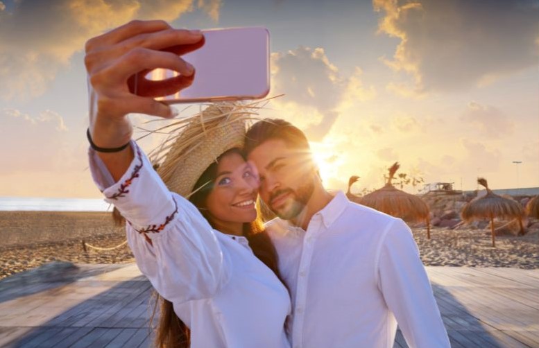 casal viajamdo tirando uma selfie para instagram