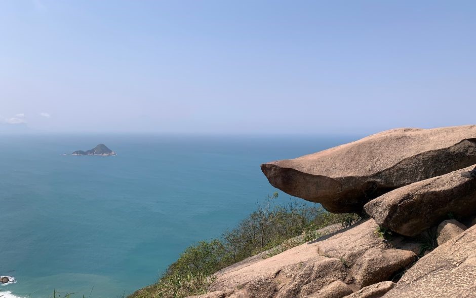 Pedra do telégrafo com mar ao fundo, um dos locais da moda instagraméveis do Rio de Janeiro