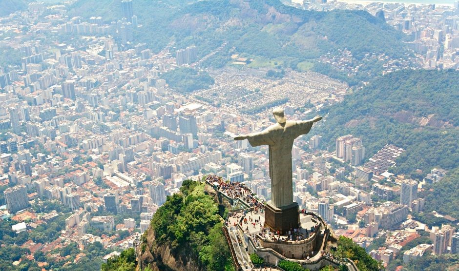 Costas do Cristo Redentor com cidade ao fundo, desde sempre um dos lugares instagramáveis do Rio de Janeiro
