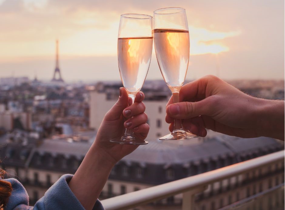 um brinde com champagne em Paris, com torre Eiffel como pano de fundo. Completamente instagramável
