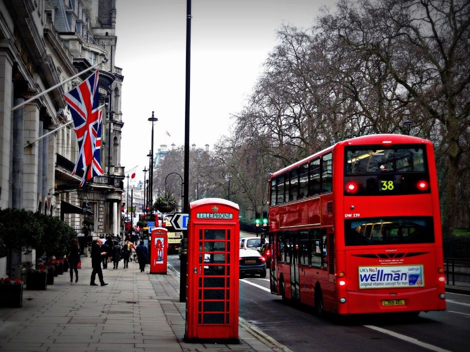 Foto instagramável em Londres, Inglaterra, com cabine telefônica e ônibus de dois andares
