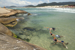 turistas praticando snorkeling nas melhores praias de Florianópolos