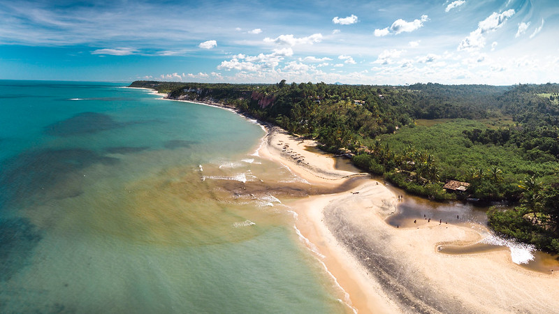 vista aérea da praia  do espelho com suas piscinas durante a maré baixa, Porto Seguro. Bahia