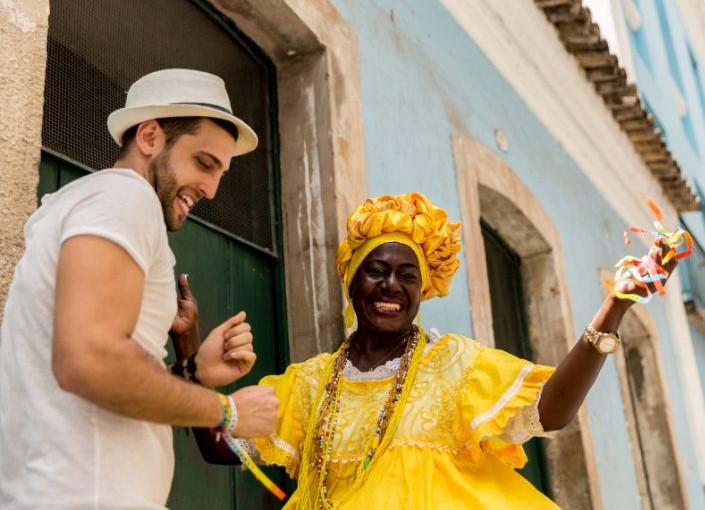 baiana caracterizada e turista sorrindo para a foto