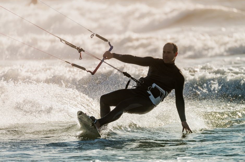 turoista praticando kitesurfe