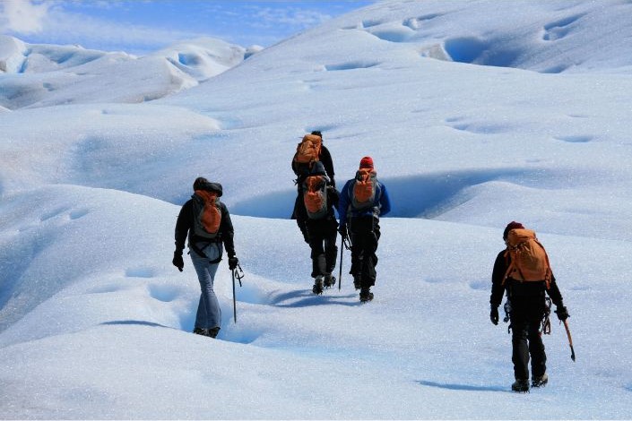 viajantes caminhando sobre o gelo