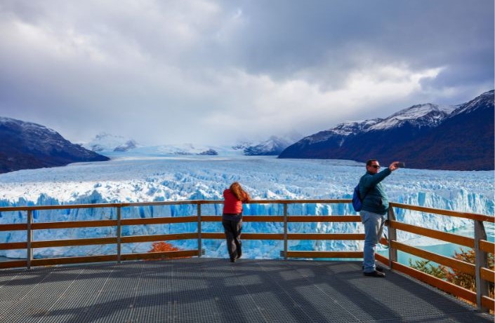 turistas sobre a passarela observando e fotografando a geleira  Perito Moreno em El Calafate