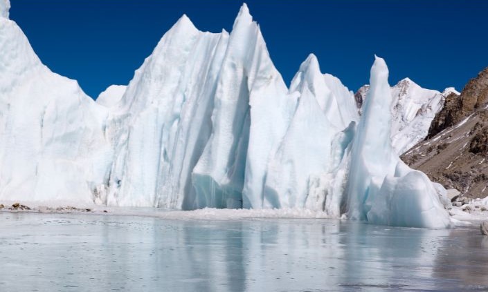 Geleira Perito Moreno em El Calafate fotografada de frente, com a parede de gelo em primeiro plano