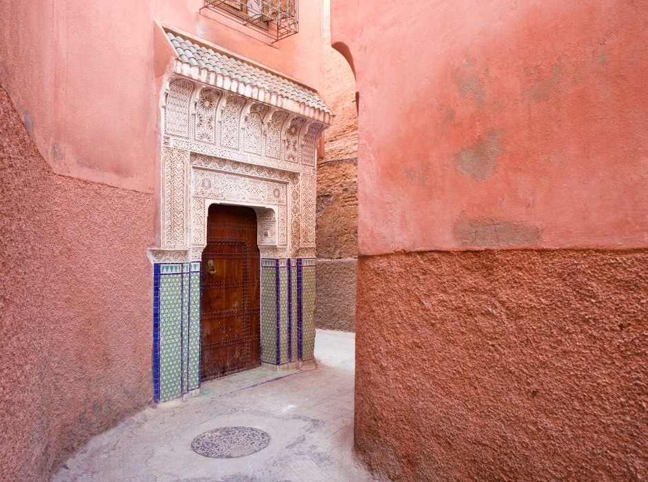 viela estreita em marrakech