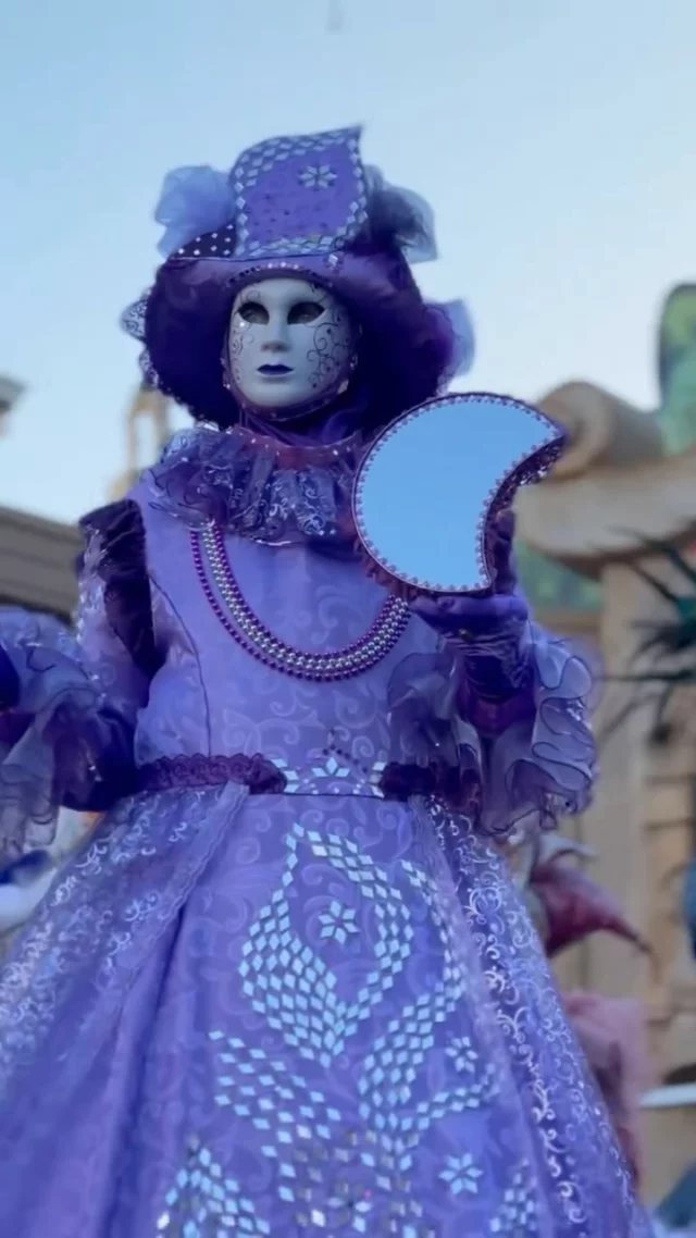 O magnífico Carnevale di Venezia, uma das festas mais antigas e tradicionais da Itália, encerra amanhã, dia 4 de março.
Com uma edição especial, intitulada “Il Tempo di Casanova”, o Carnaval de Veneza celebra  300 anos de Giacomo Casanova.
Ontem no palco da Piazza San Marco, a escolha final dos trajes que conquistaram os corações do júri e do público do Carnaval deste ano:
 “Sinfonia di passionsi”, um grupo composto por Giacomo Casanova, a amada Henriette e a freira Marina Morosini, venceu pela relevância do tema deste ano;
“Tulum”, um grupo composto por duas máscaras astecas, ganhou o prêmio de qualidade de fabricação;
“Namaste Giacomo”, uma dupla que foi premiada pela criatividade dos trajes inspirados em uma hipotética viagem de Casanova à Índia.

.
Vídeo: venice_carnival _official
#foxviagenseturismo #voefox #omundoasuaespera #ferias #travel #destinosimperdiveis #destinosincriveis #turismo #vacation #caxiasdosul #feriasemfamilia  #Serragaucha #groenlandia